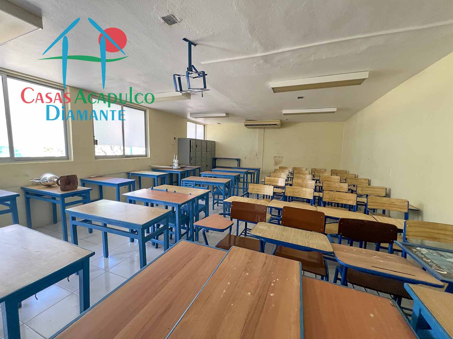 Centro Escolar La Paz sección secundaria - Salón tres 2